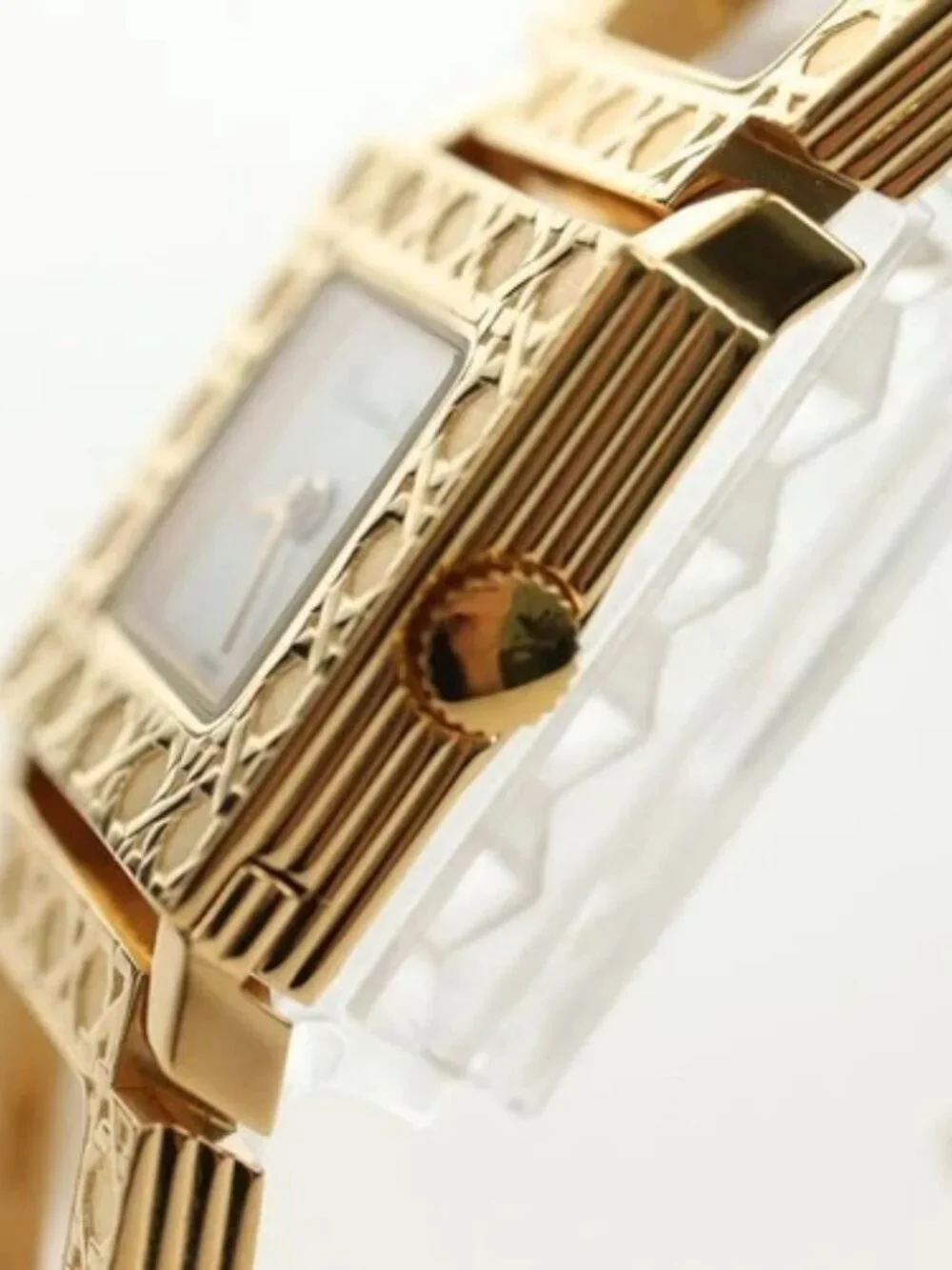 Dior brand	christian color	gold